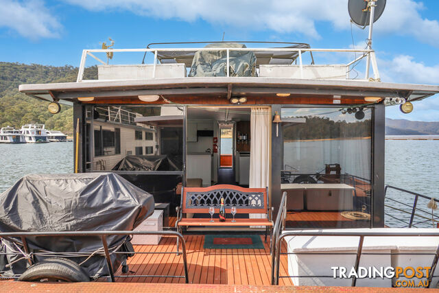 Bonnie Jean Houseboat Holiday Home on Lake Eildon