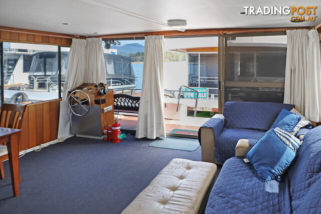 Bonnie Jean Houseboat Holiday Home on Lake Eildon