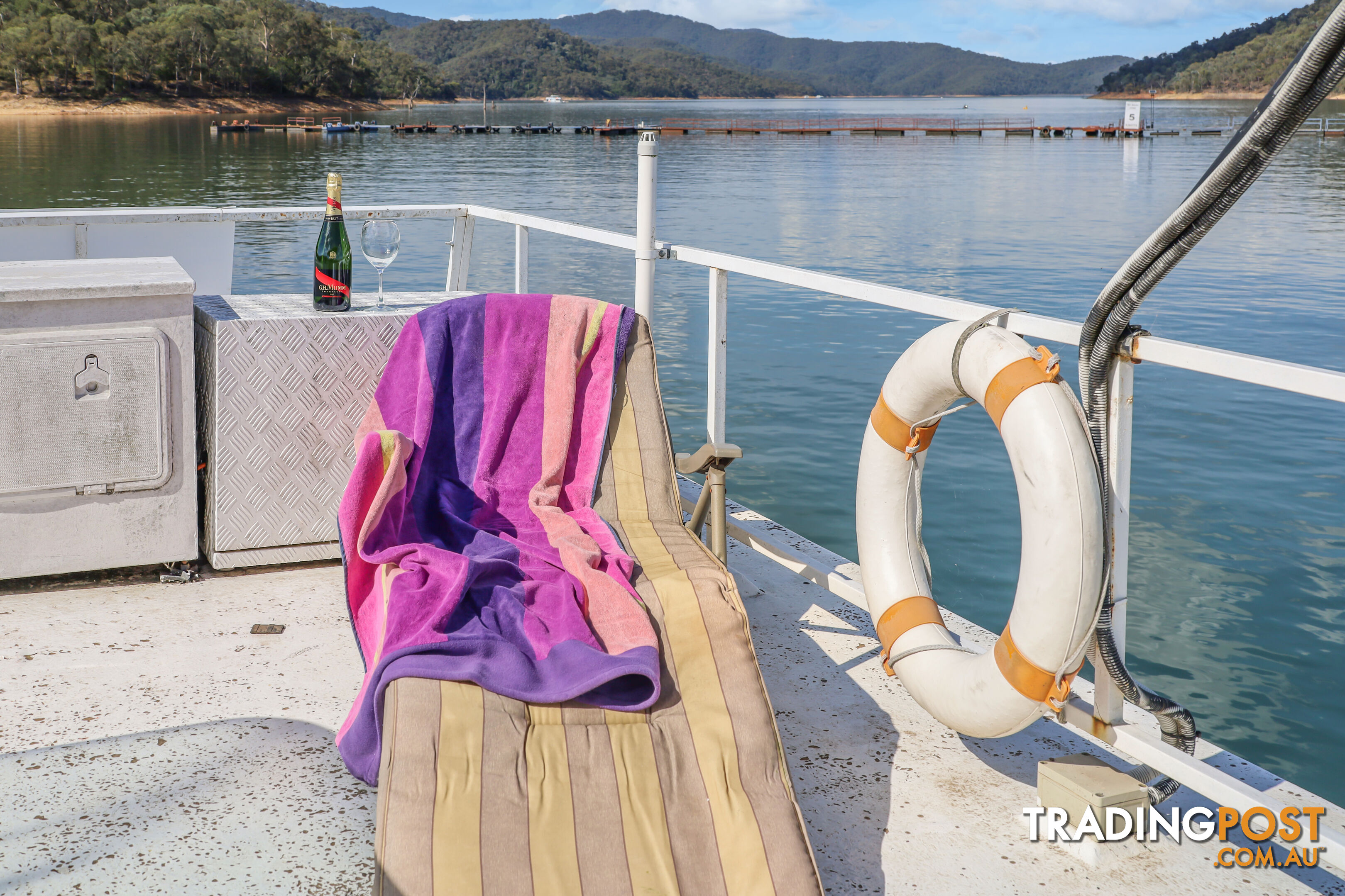 Bonnie Jean Houseboat Holiday Home on Lake Eildon