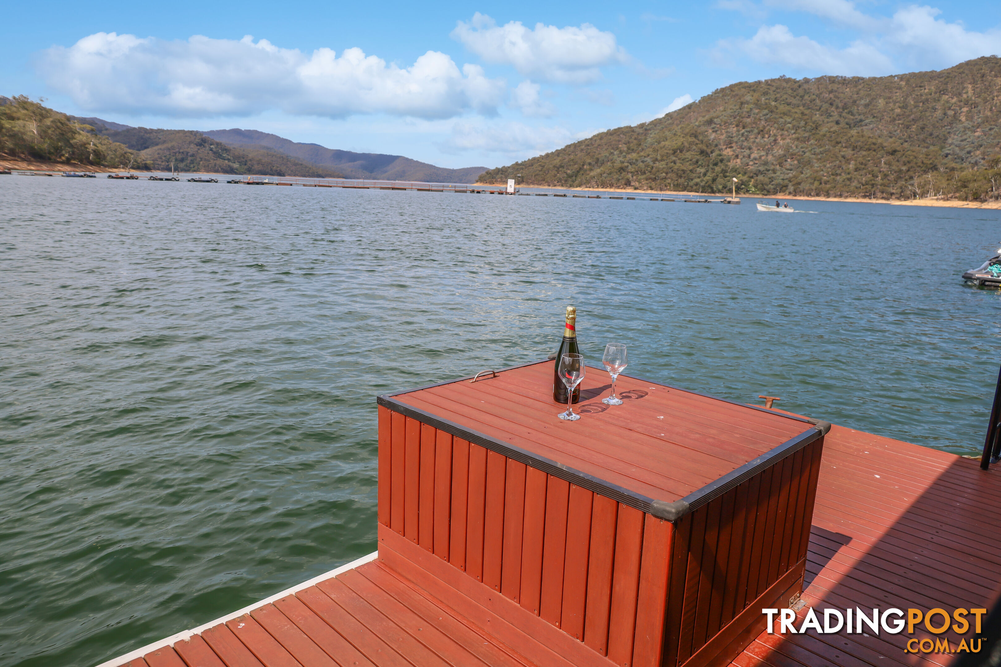 Bonnie Jean Houseboat Holiday Home on Lake Eildon