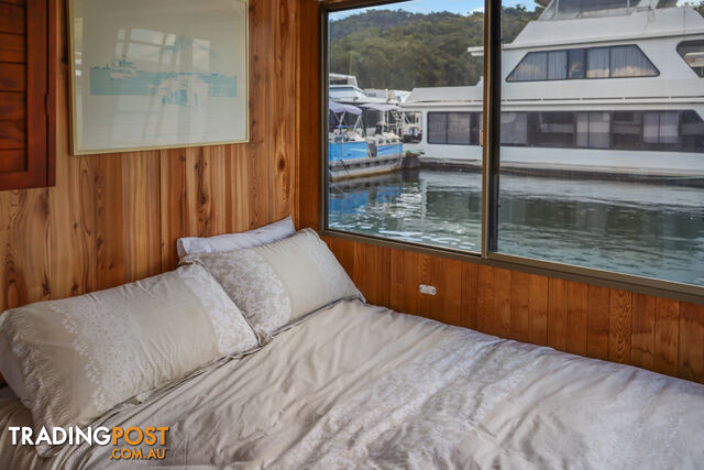 Bonnie Jean Houseboat Holiday Home on Lake Eildon