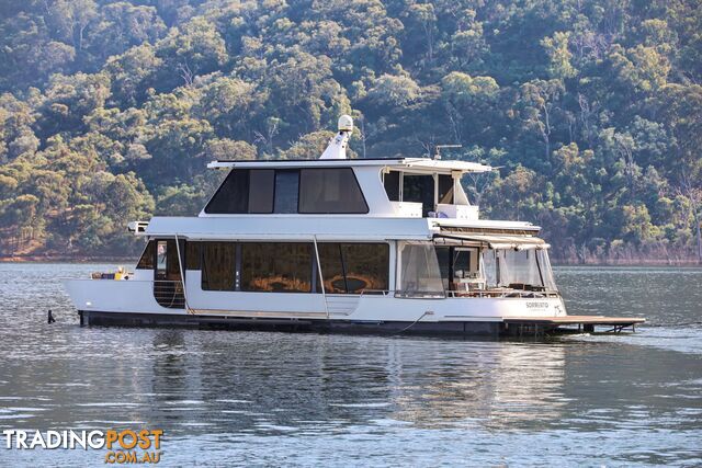 Sorrento Houseboat Holiday Home on Lake Eildon