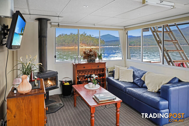 WYEWURRI Houseboat Holiday Home on Lake Eildon