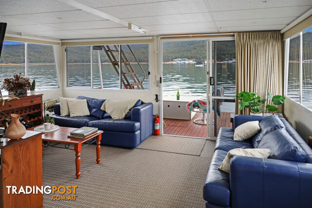 WYEWURRI Houseboat Holiday Home on Lake Eildon