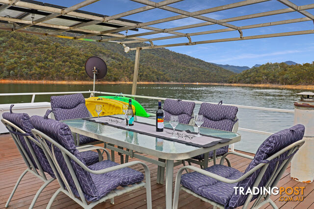 WYEWURRI Houseboat Holiday Home on Lake Eildon