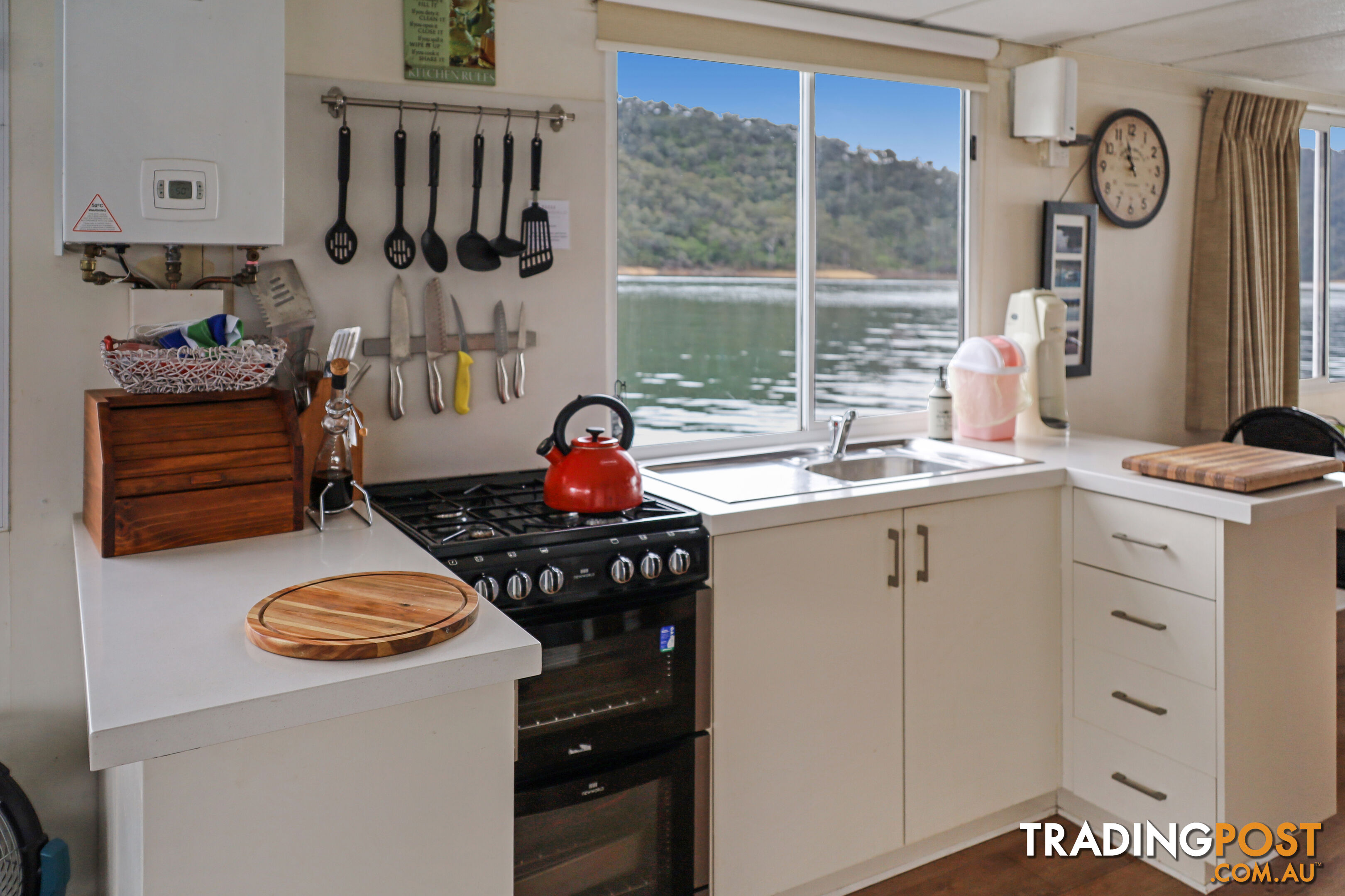 WYEWURRI Houseboat Holiday Home on Lake Eildon