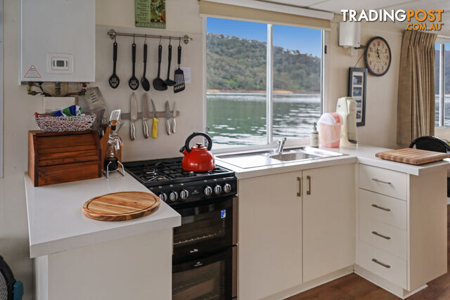 WYEWURRI Houseboat Holiday Home on Lake Eildon