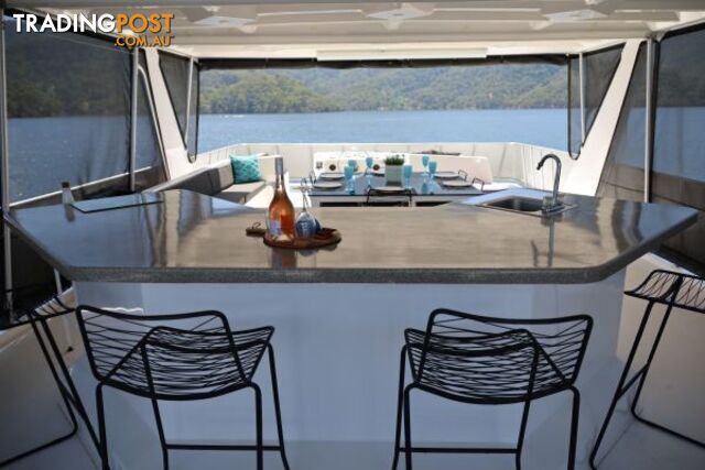 SALISBURY: Houseboat Holiday Home on Lake Eildon