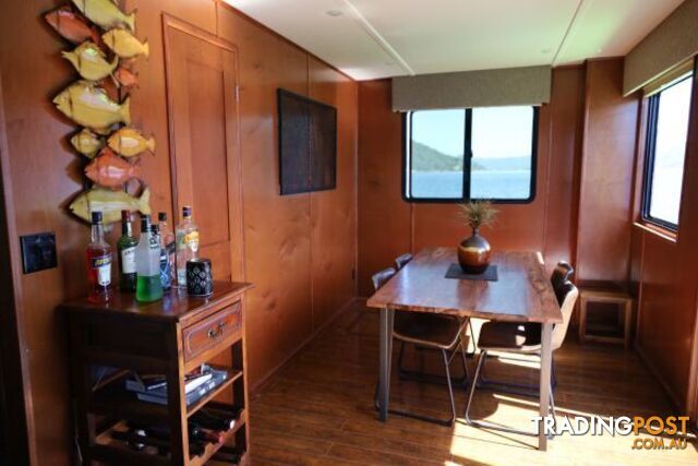 SALISBURY: Houseboat Holiday Home on Lake Eildon