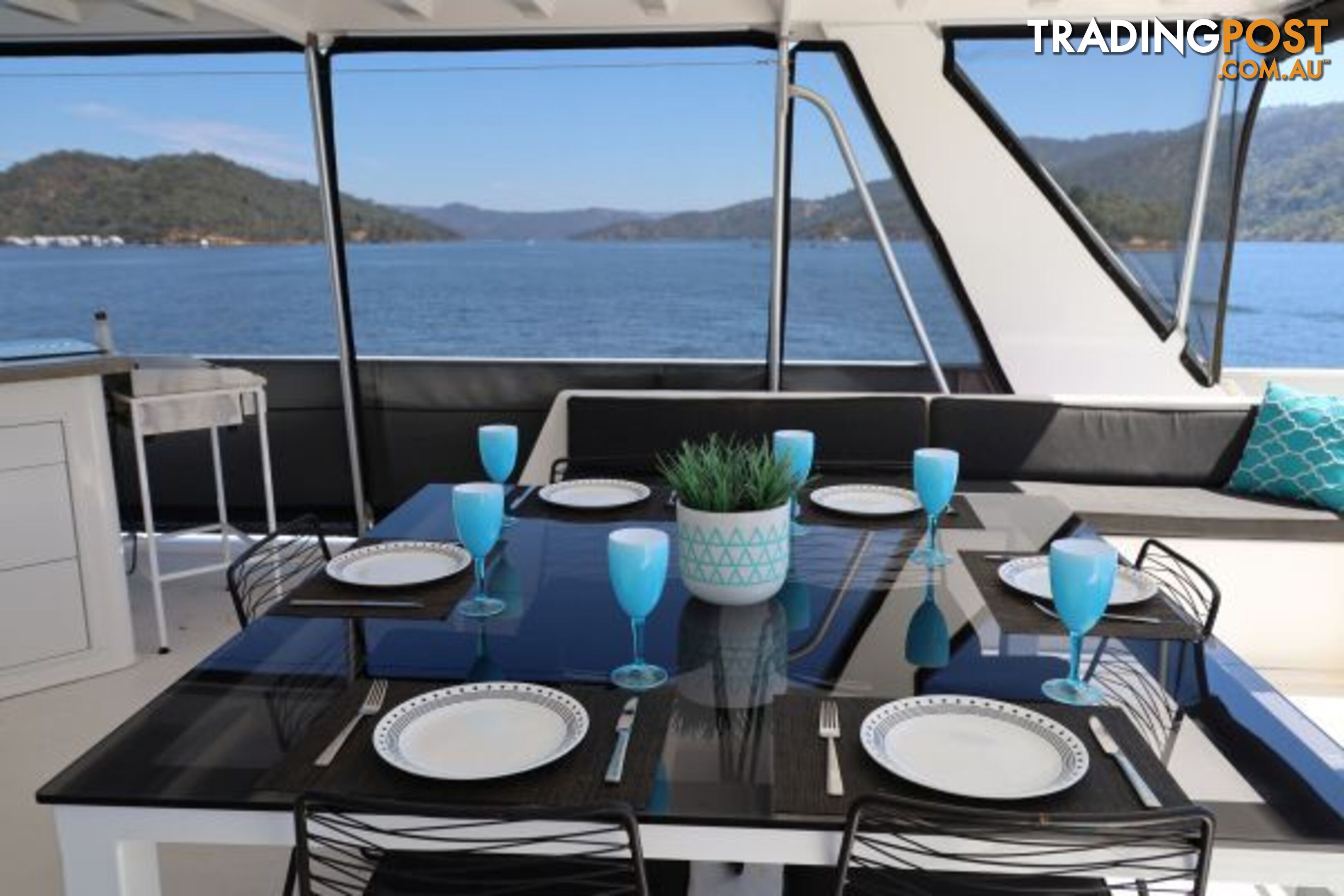 SALISBURY: Houseboat Holiday Home on Lake Eildon