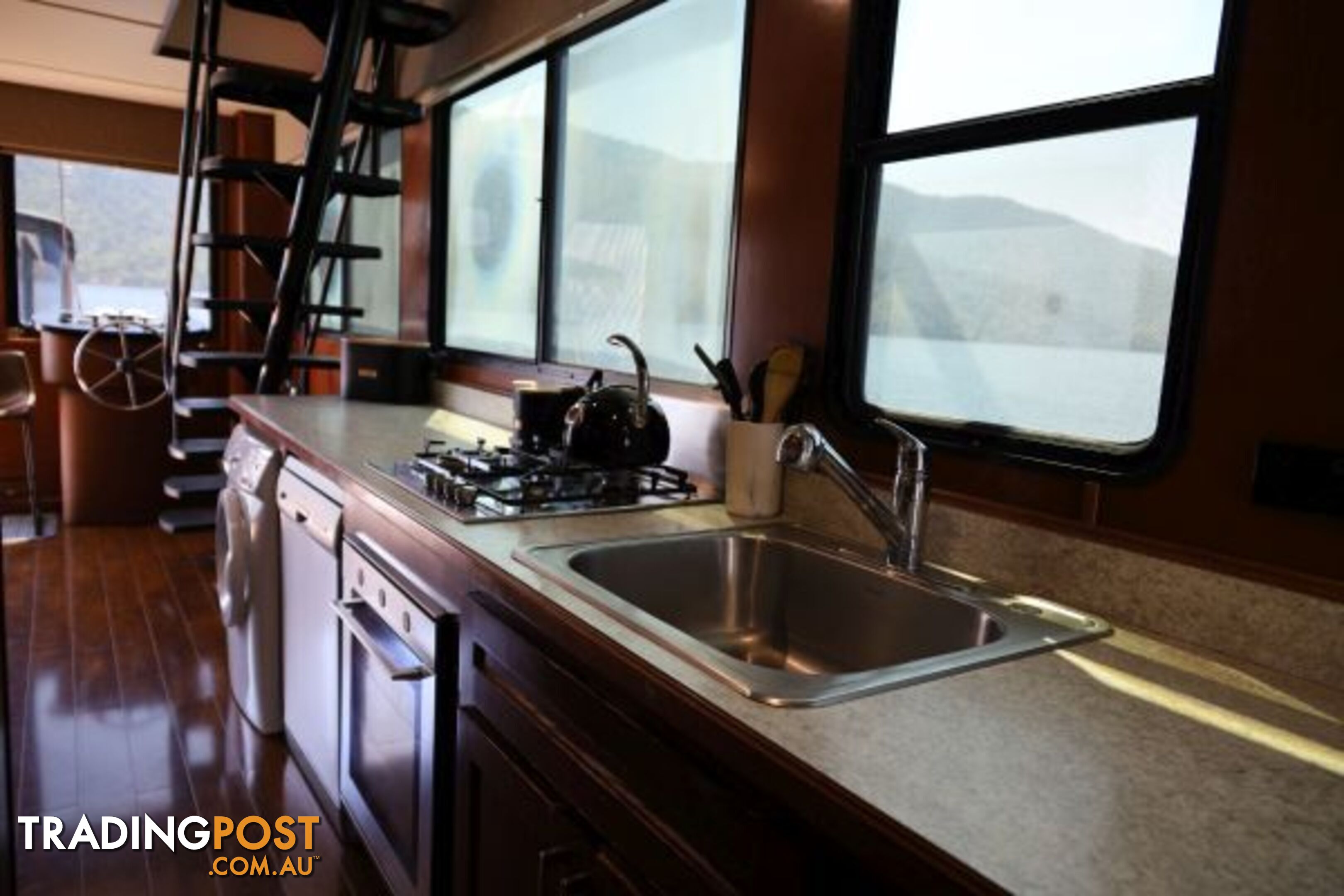 SALISBURY: Houseboat Holiday Home on Lake Eildon