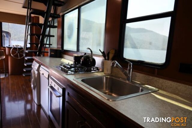 SALISBURY: Houseboat Holiday Home on Lake Eildon