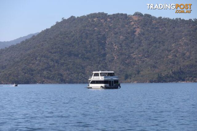 SALISBURY: Houseboat Holiday Home on Lake Eildon