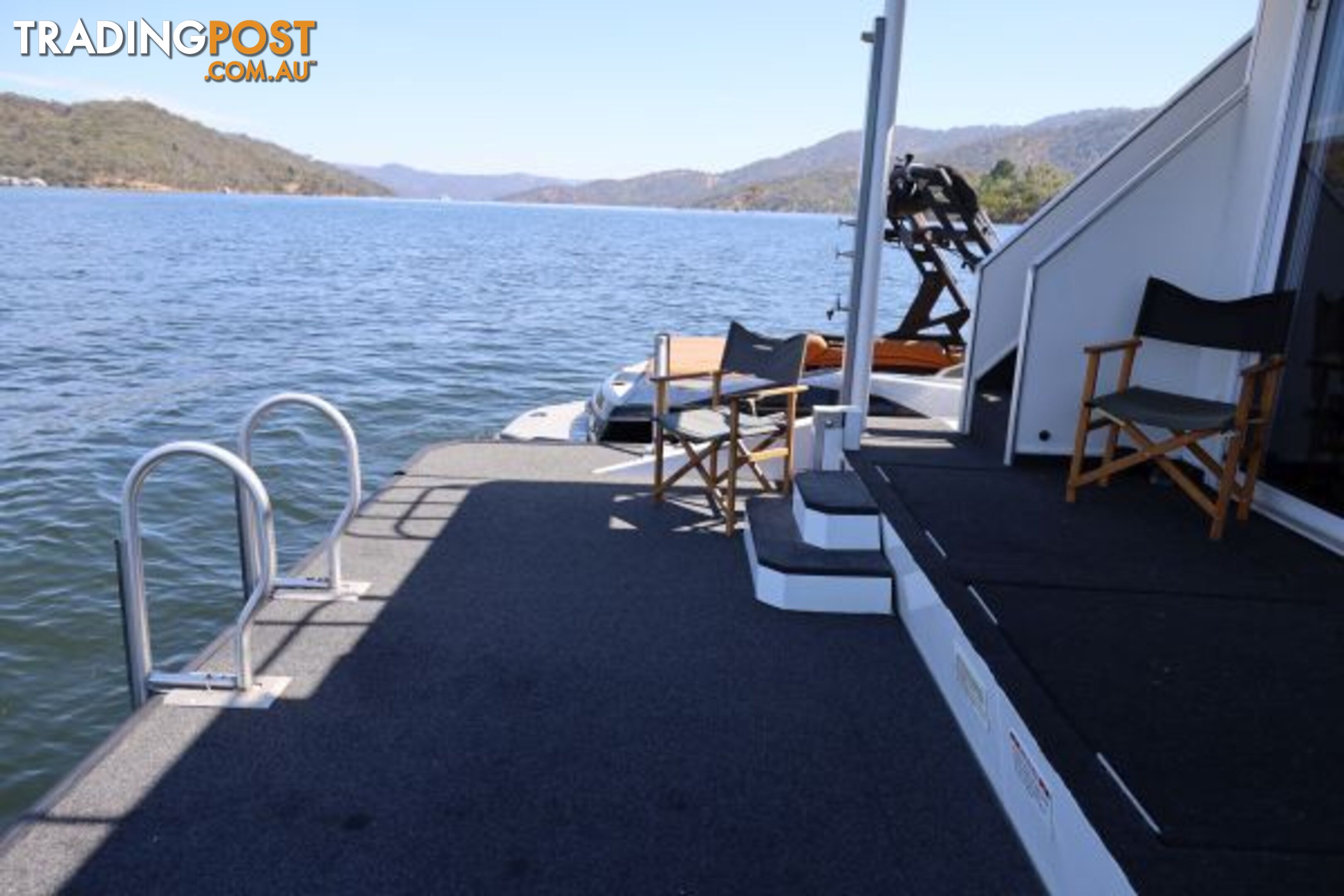 SALISBURY: Houseboat Holiday Home on Lake Eildon