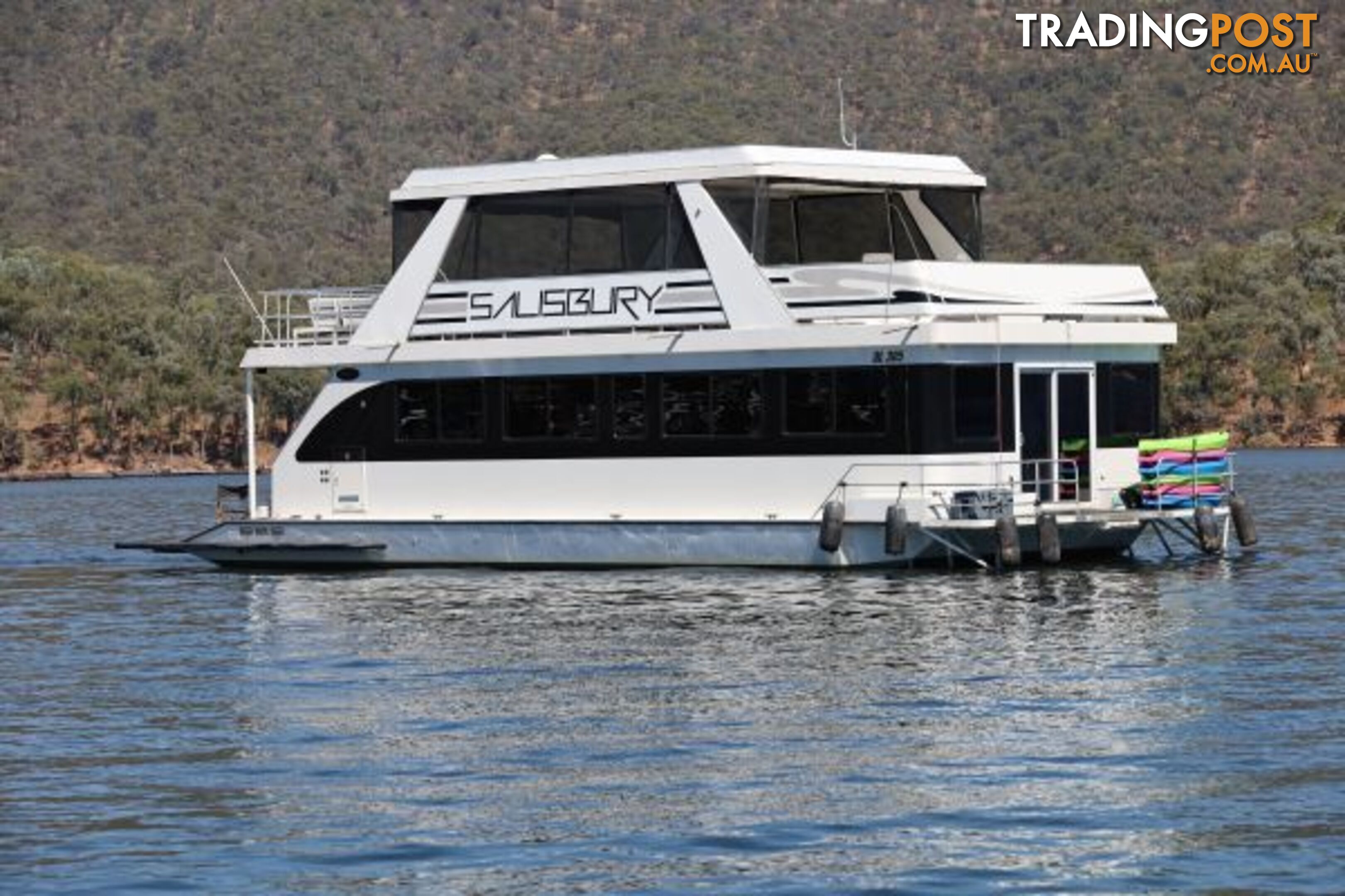 SALISBURY: Houseboat Holiday Home on Lake Eildon