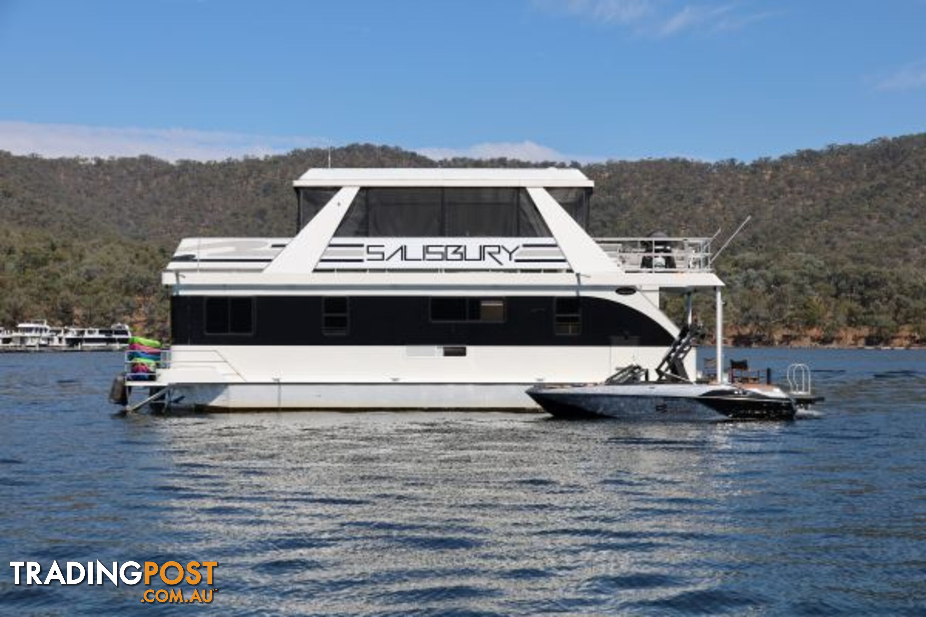 SALISBURY: Houseboat Holiday Home on Lake Eildon