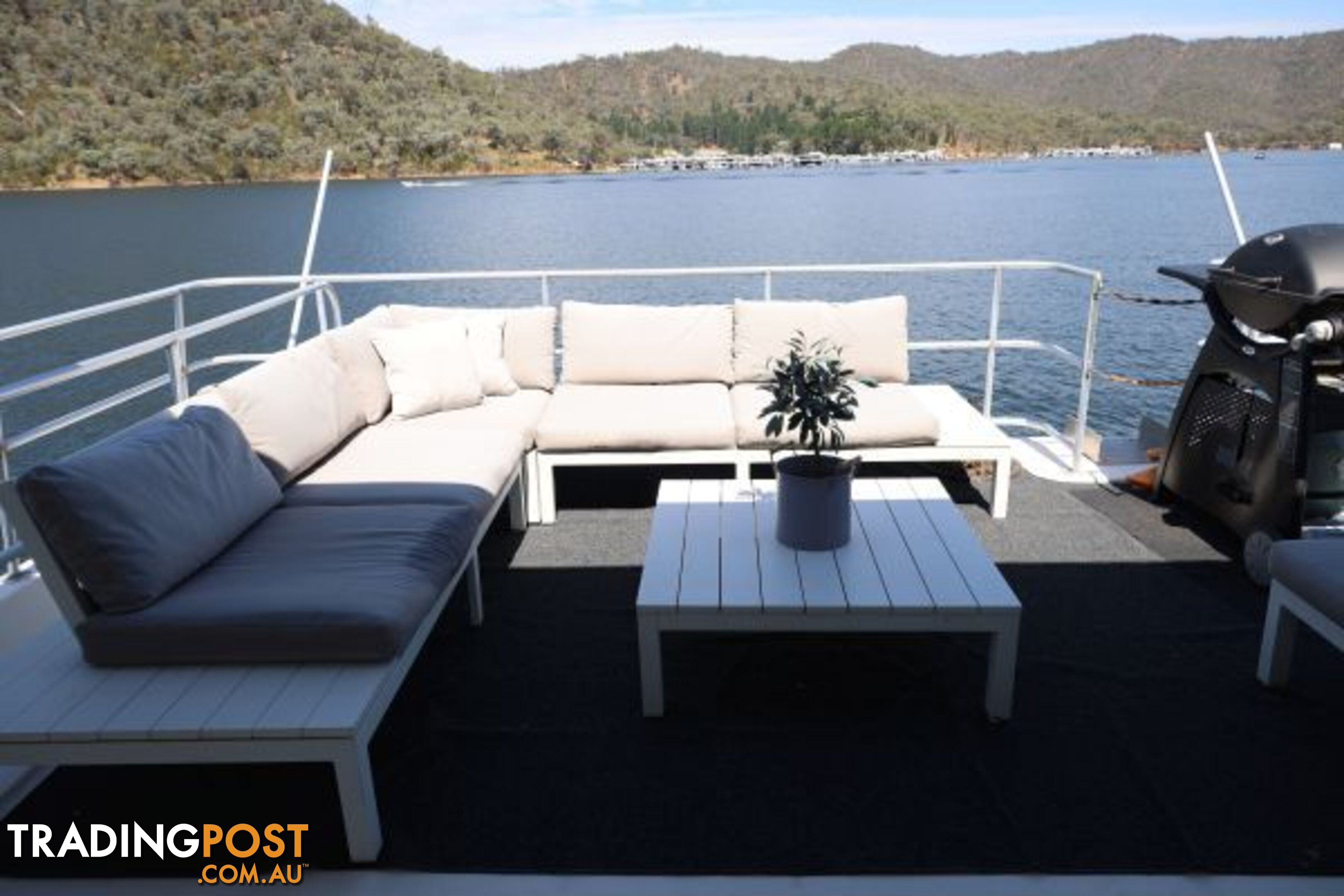 SALISBURY: Houseboat Holiday Home on Lake Eildon