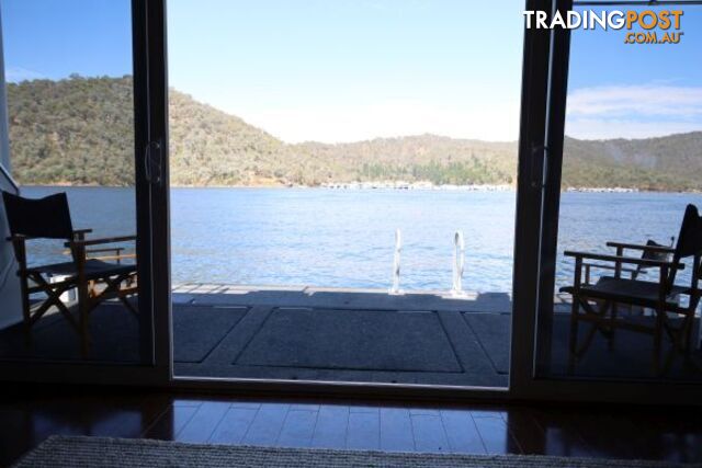 SALISBURY: Houseboat Holiday Home on Lake Eildon