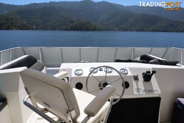 SALISBURY: Houseboat Holiday Home on Lake Eildon