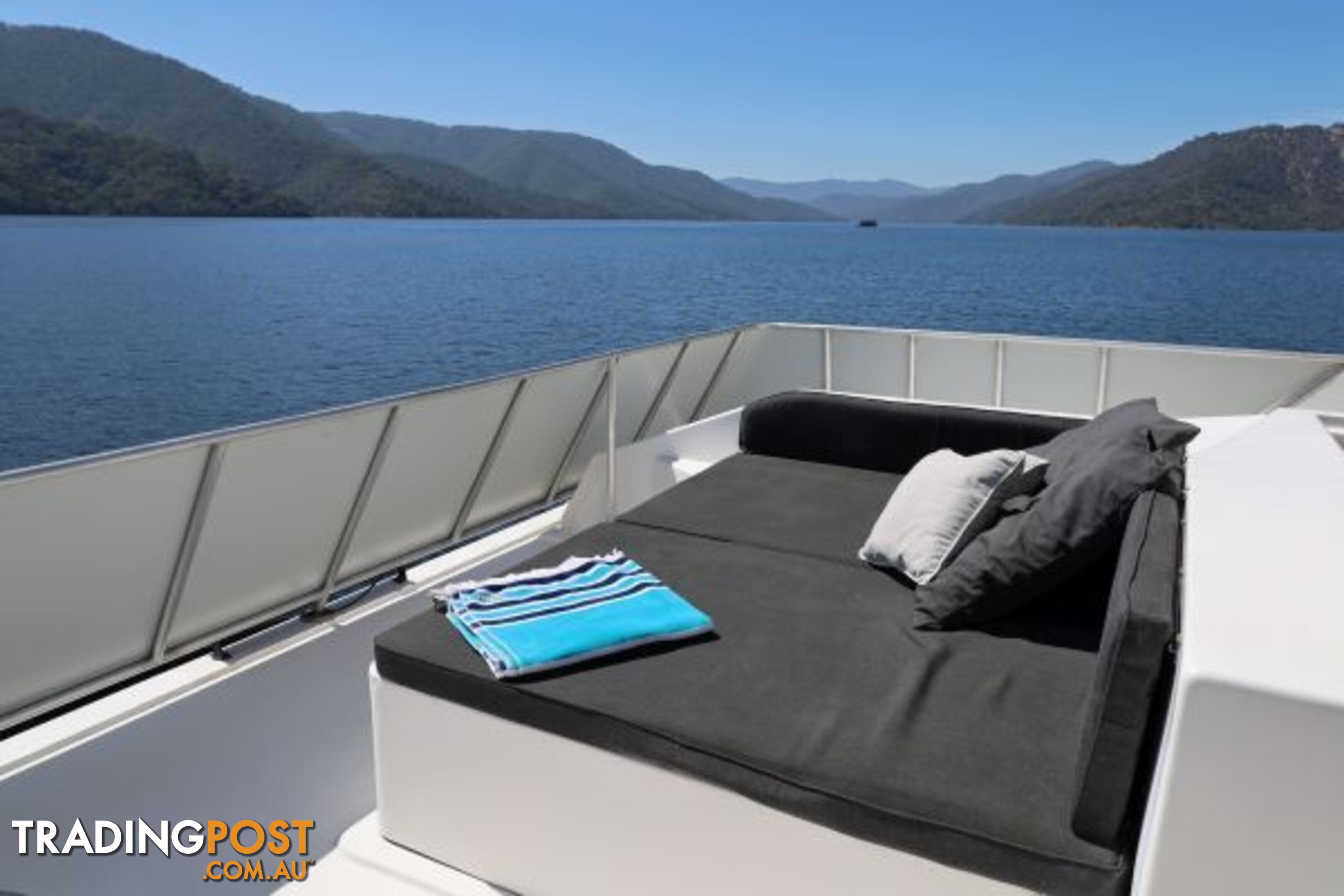 SALISBURY: Houseboat Holiday Home on Lake Eildon