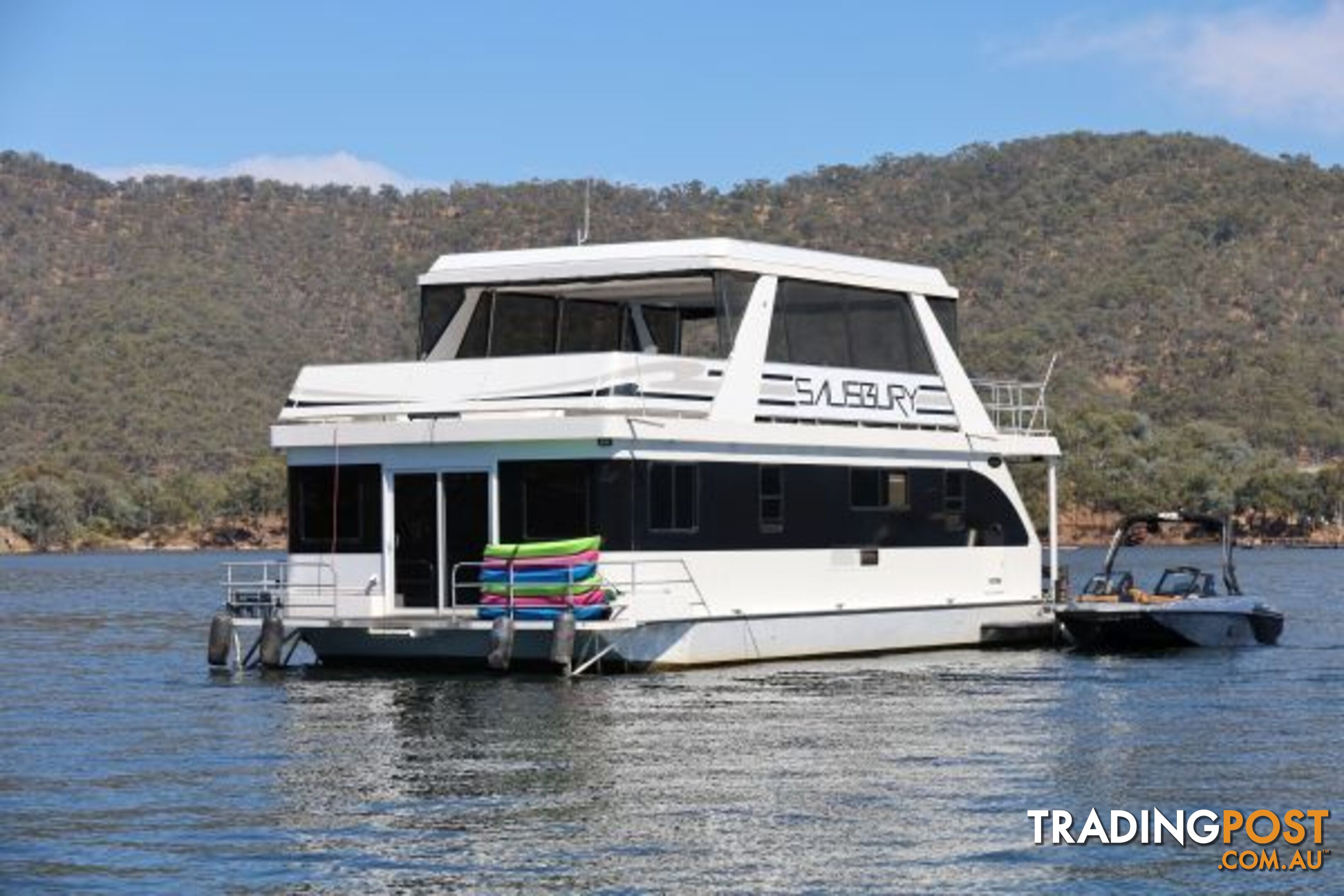 SALISBURY: Houseboat Holiday Home on Lake Eildon