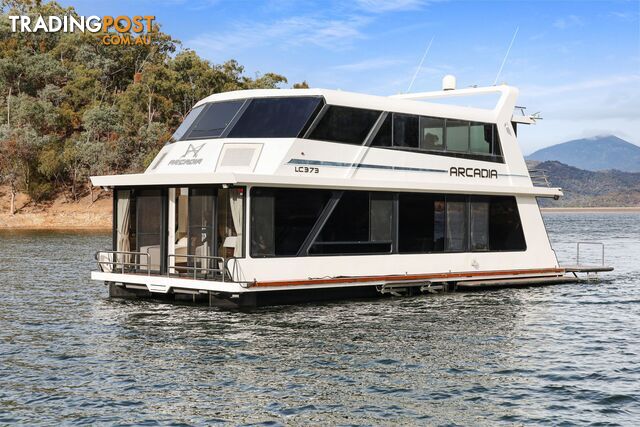 Arcadia Houseboat Holiday Home on Lake Eildon