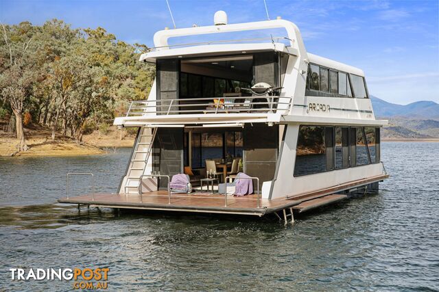 Arcadia Houseboat Holiday Home on Lake Eildon