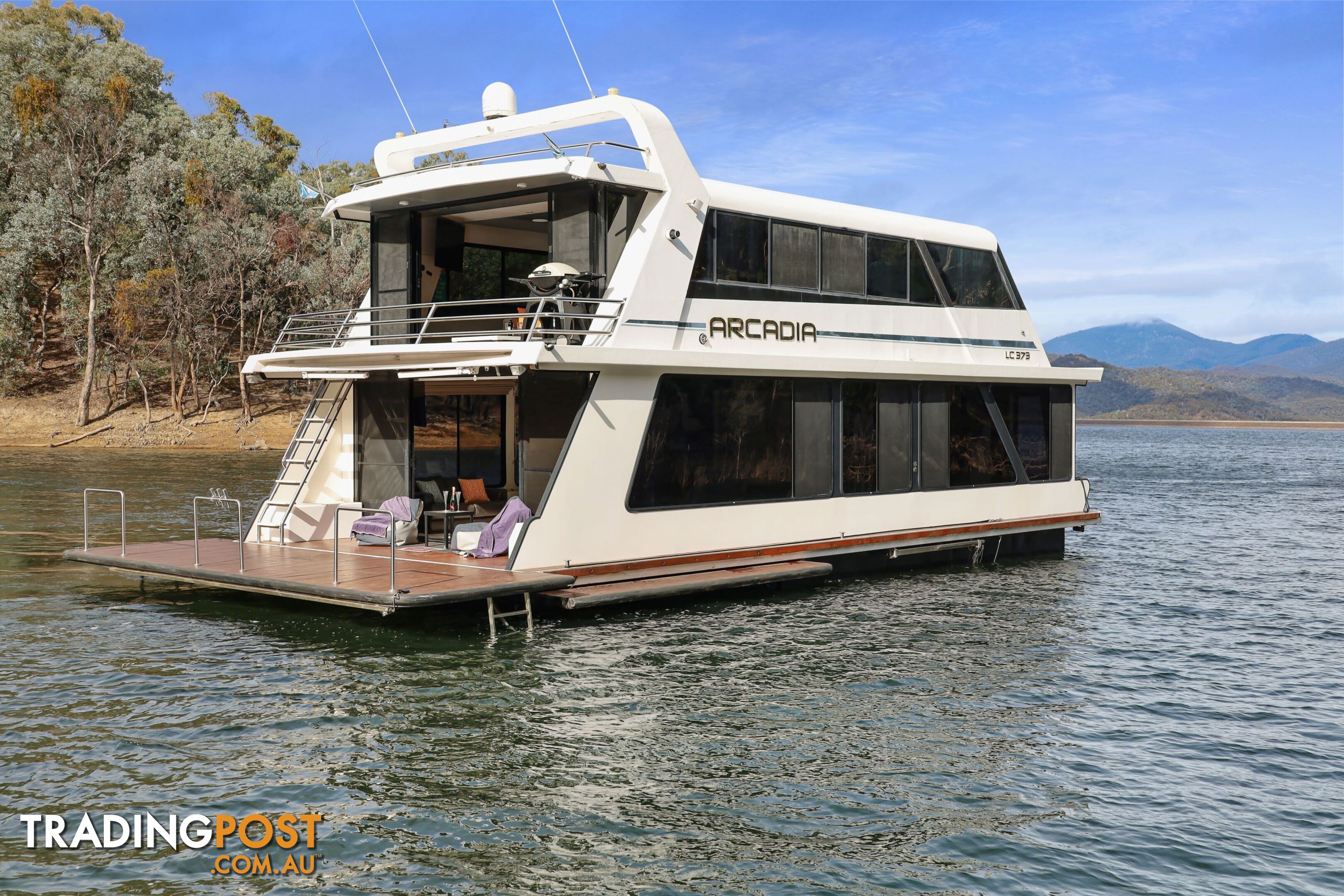 Arcadia Houseboat Holiday Home on Lake Eildon