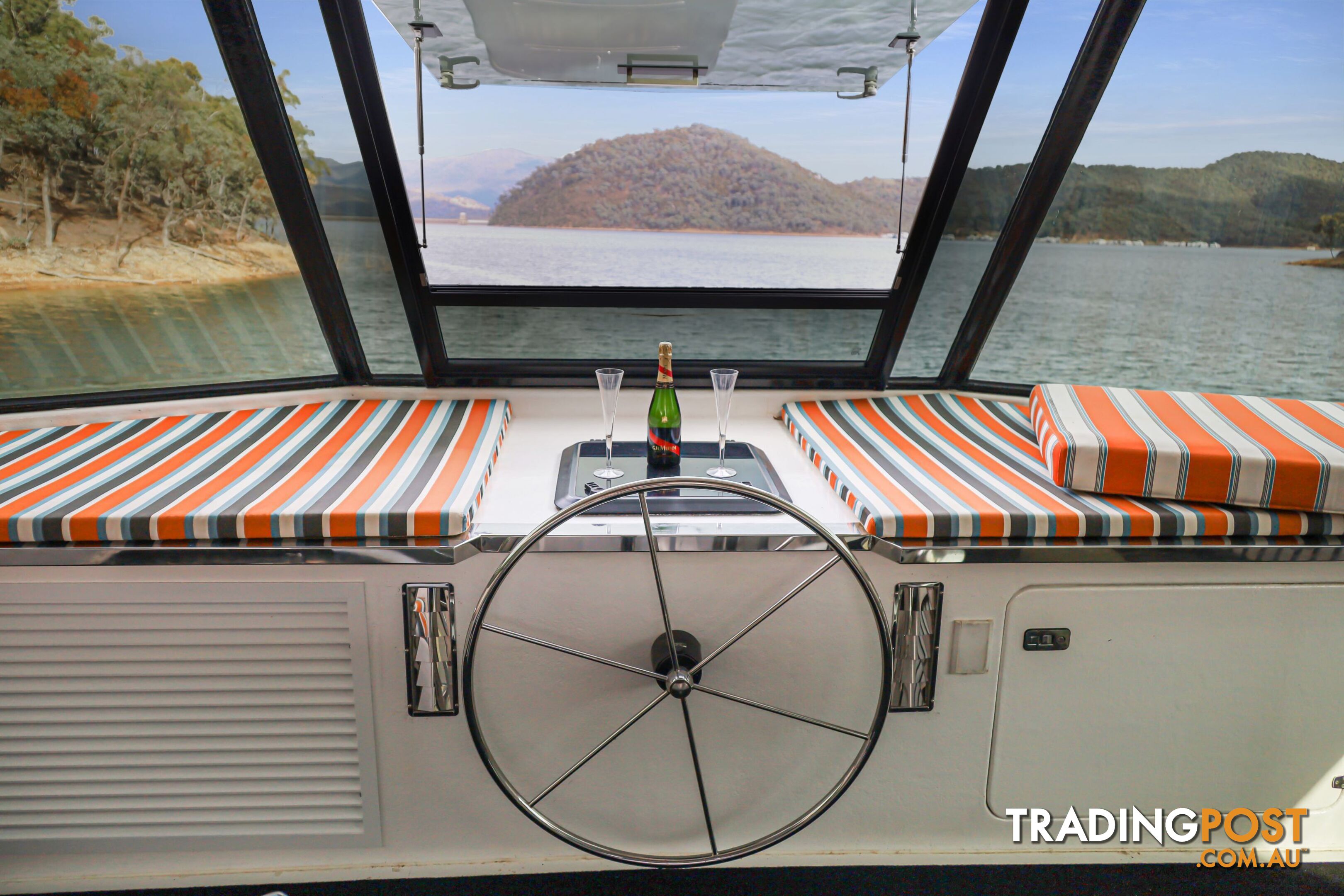 Arcadia Houseboat Holiday Home on Lake Eildon