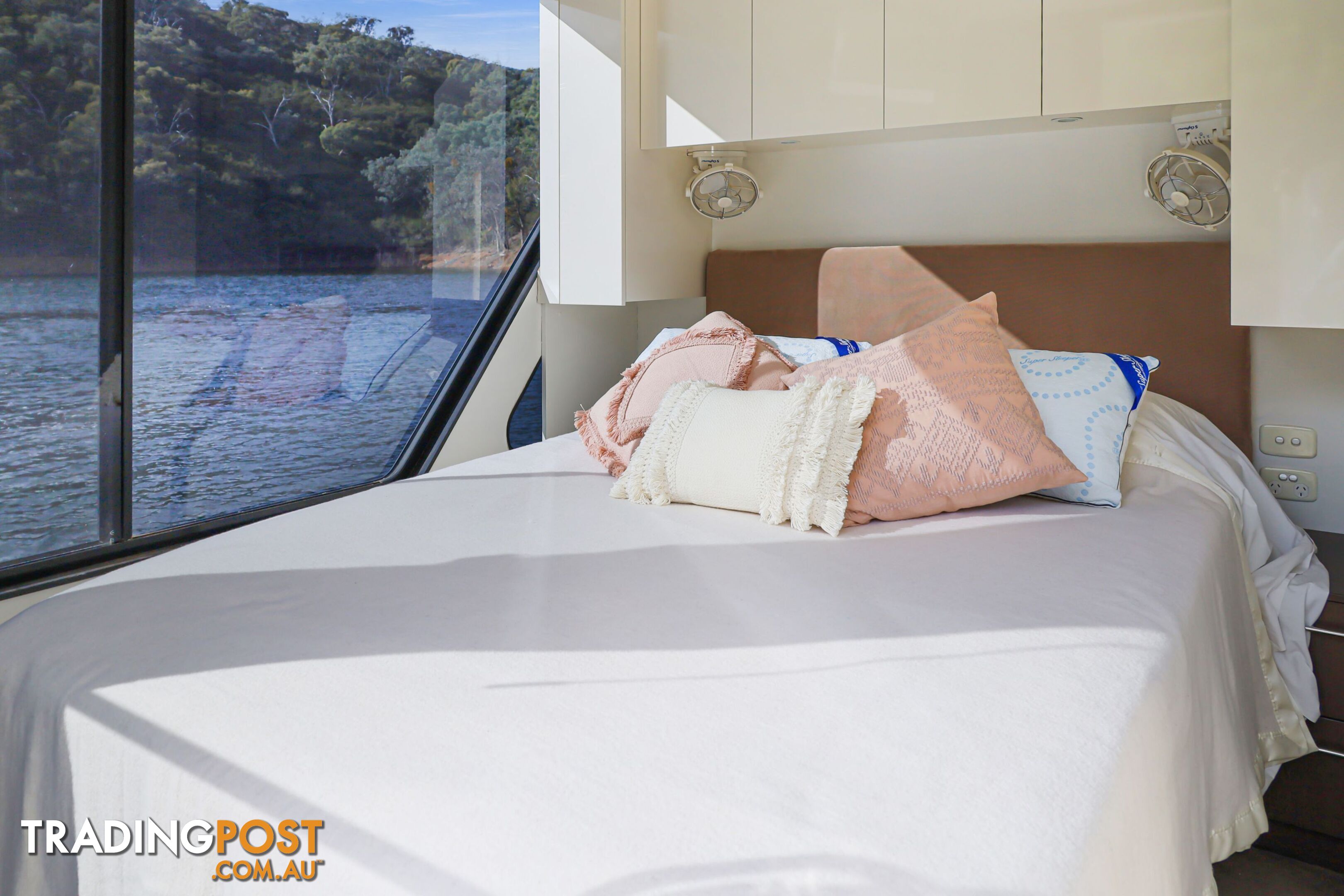 Arcadia Houseboat Holiday Home on Lake Eildon