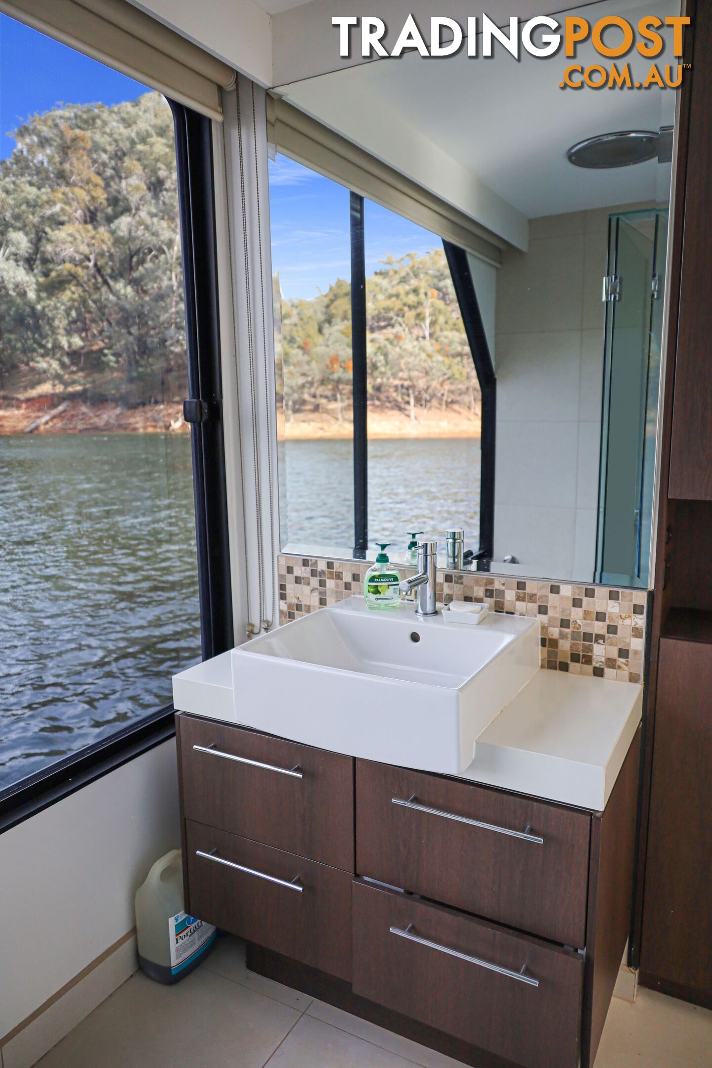 Arcadia Houseboat Holiday Home on Lake Eildon