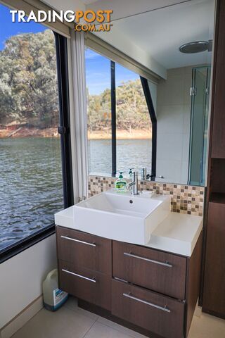 Arcadia Houseboat Holiday Home on Lake Eildon