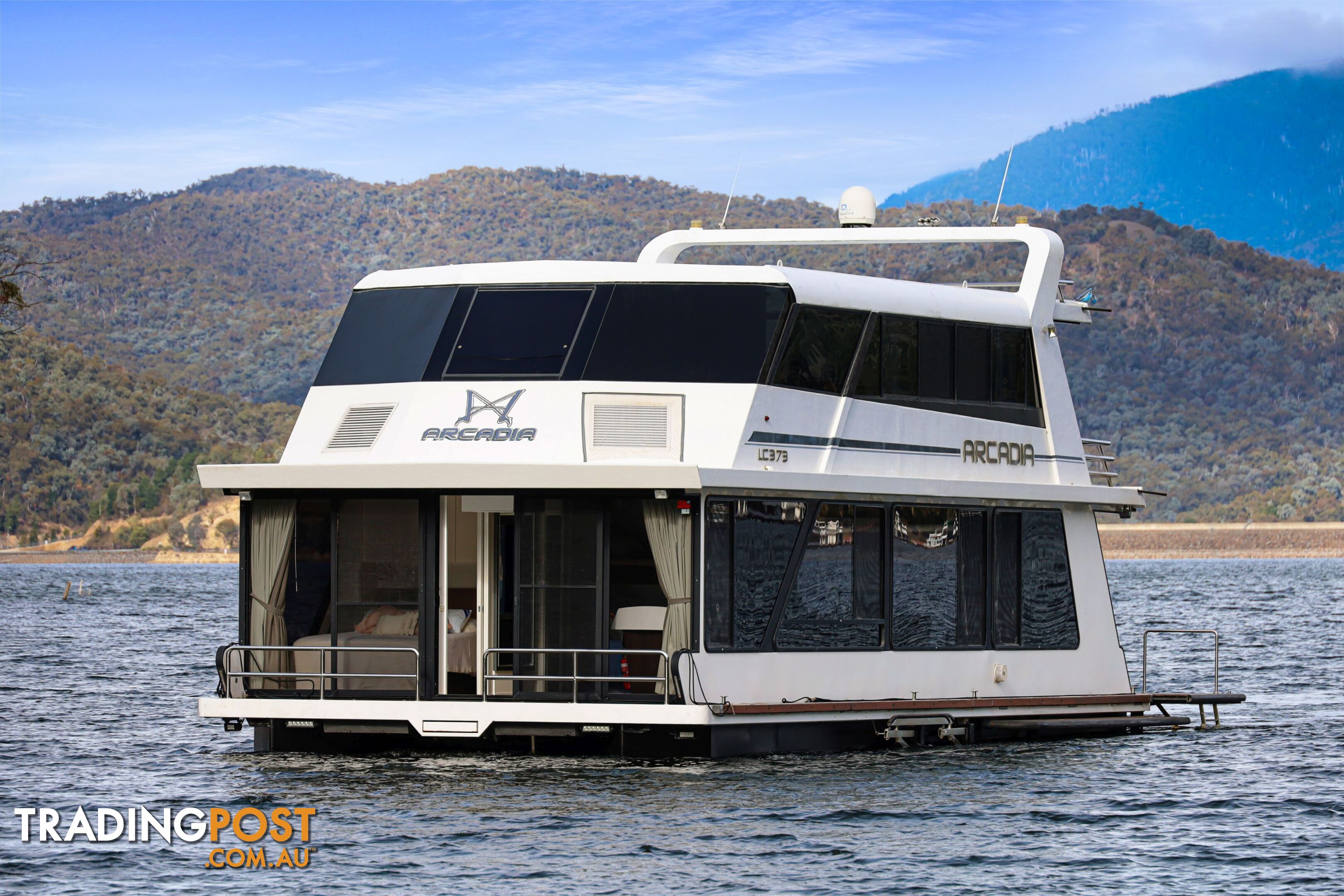 Arcadia Houseboat Holiday Home on Lake Eildon