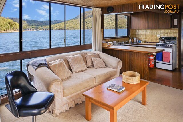 Serendipity Houseboat Holiday Home on Lake Eildon