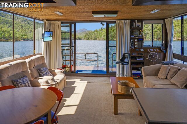Serendipity Houseboat Holiday Home on Lake Eildon
