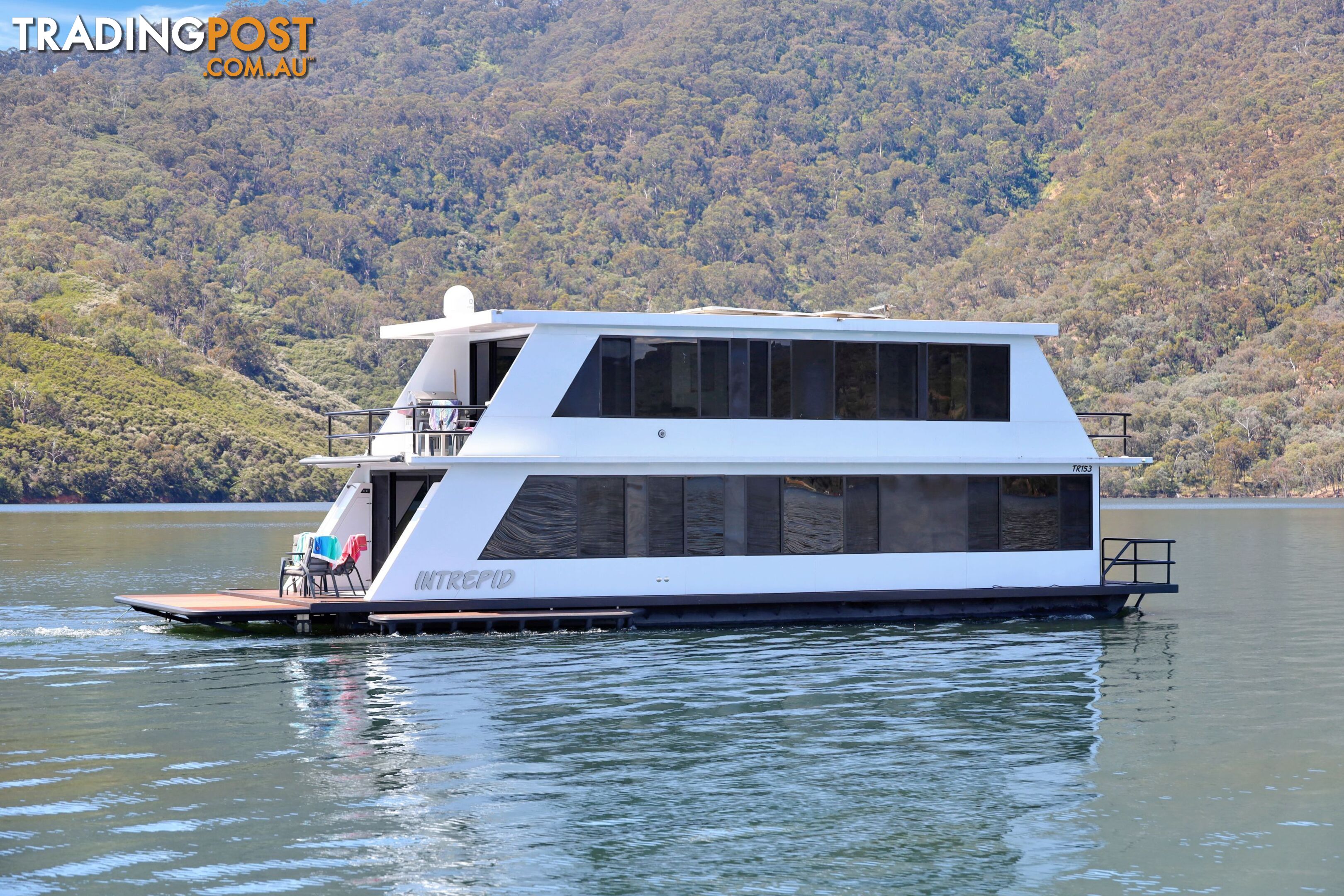 Intrepid Houseboat Holiday Home on Lake Eildon