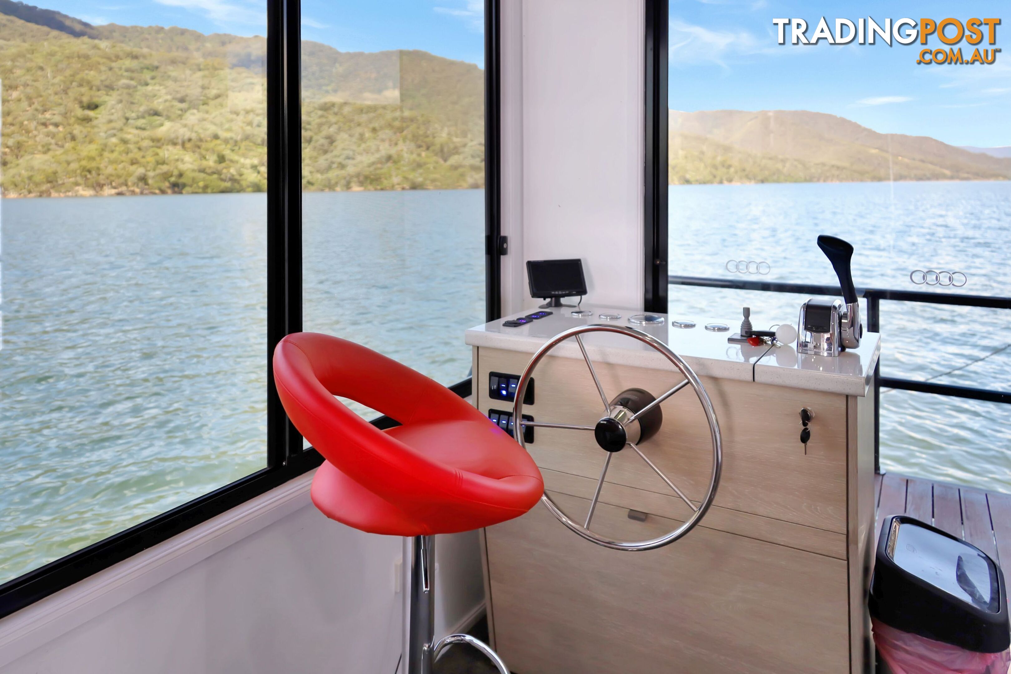 Intrepid Houseboat Holiday Home on Lake Eildon