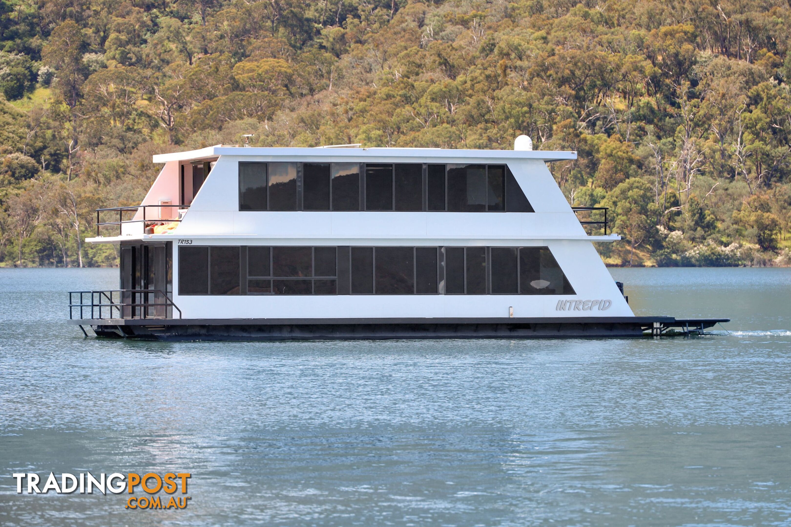 Intrepid Houseboat Holiday Home on Lake Eildon