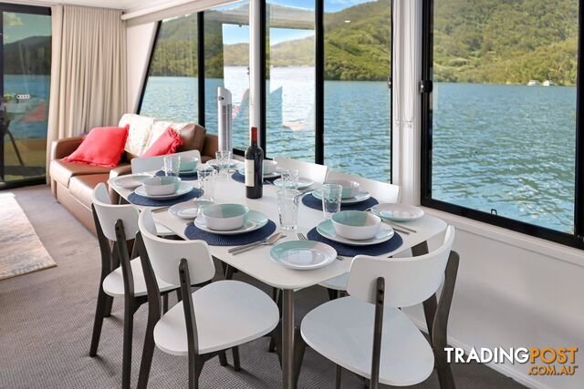 Intrepid Houseboat Holiday Home on Lake Eildon