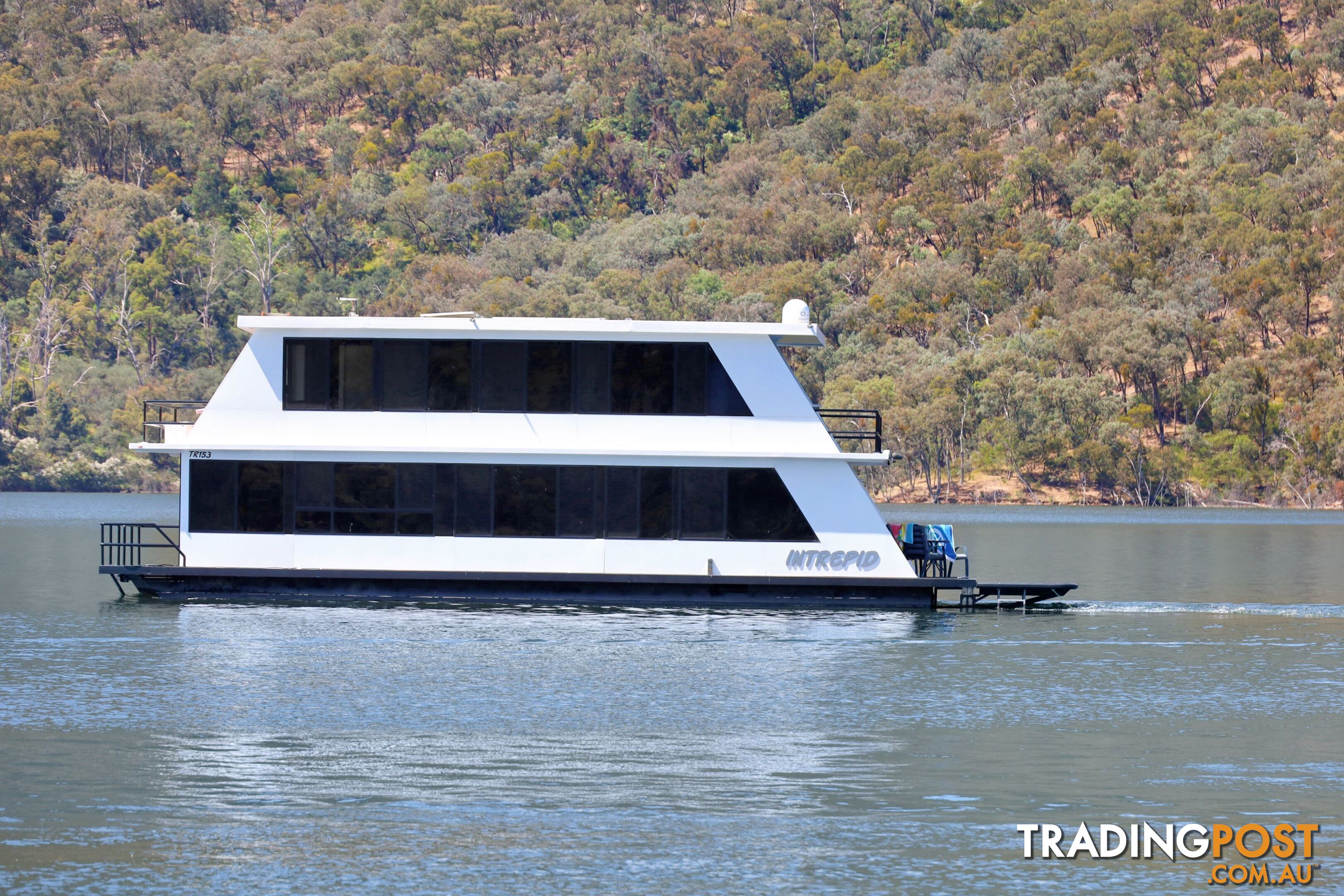 Intrepid Houseboat Holiday Home on Lake Eildon