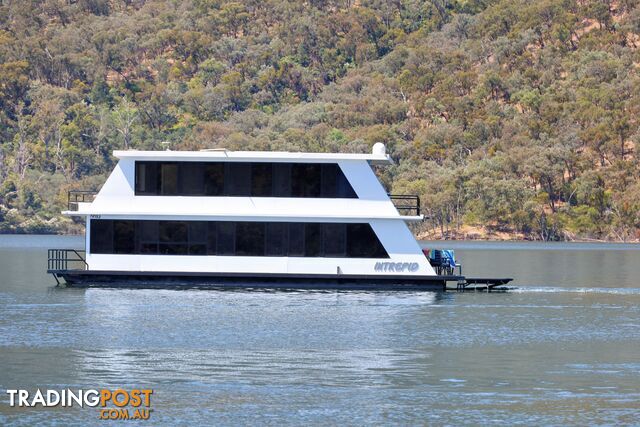 Intrepid Houseboat Holiday Home on Lake Eildon