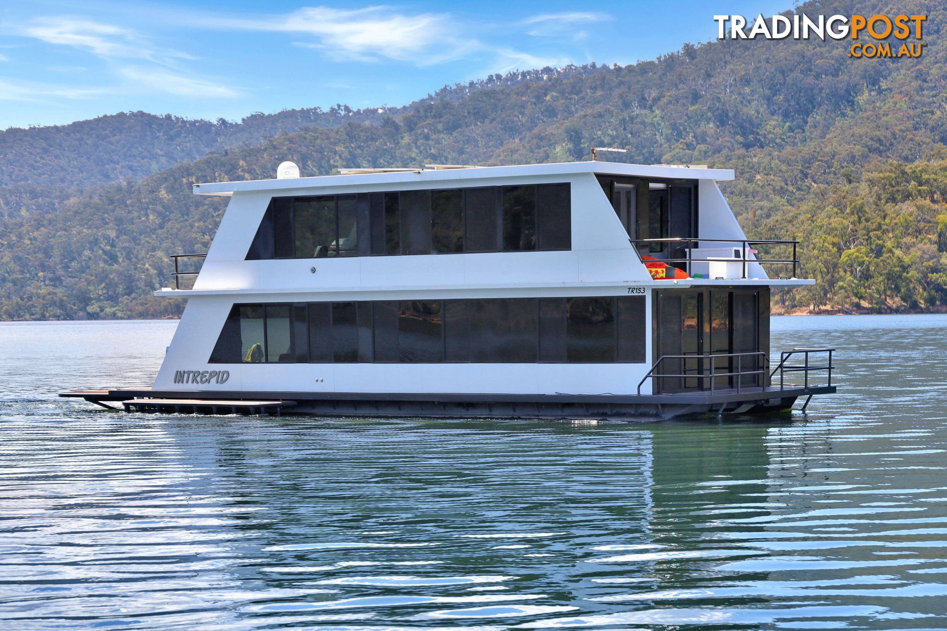 Intrepid Houseboat Holiday Home on Lake Eildon