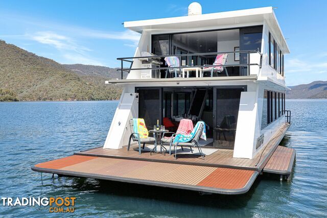 Intrepid Houseboat Holiday Home on Lake Eildon