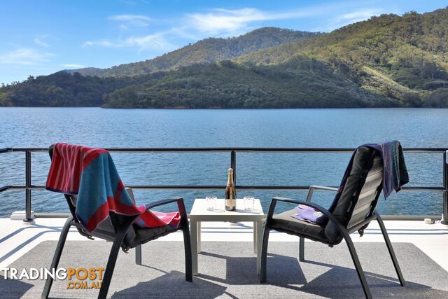 Intrepid Houseboat Holiday Home on Lake Eildon