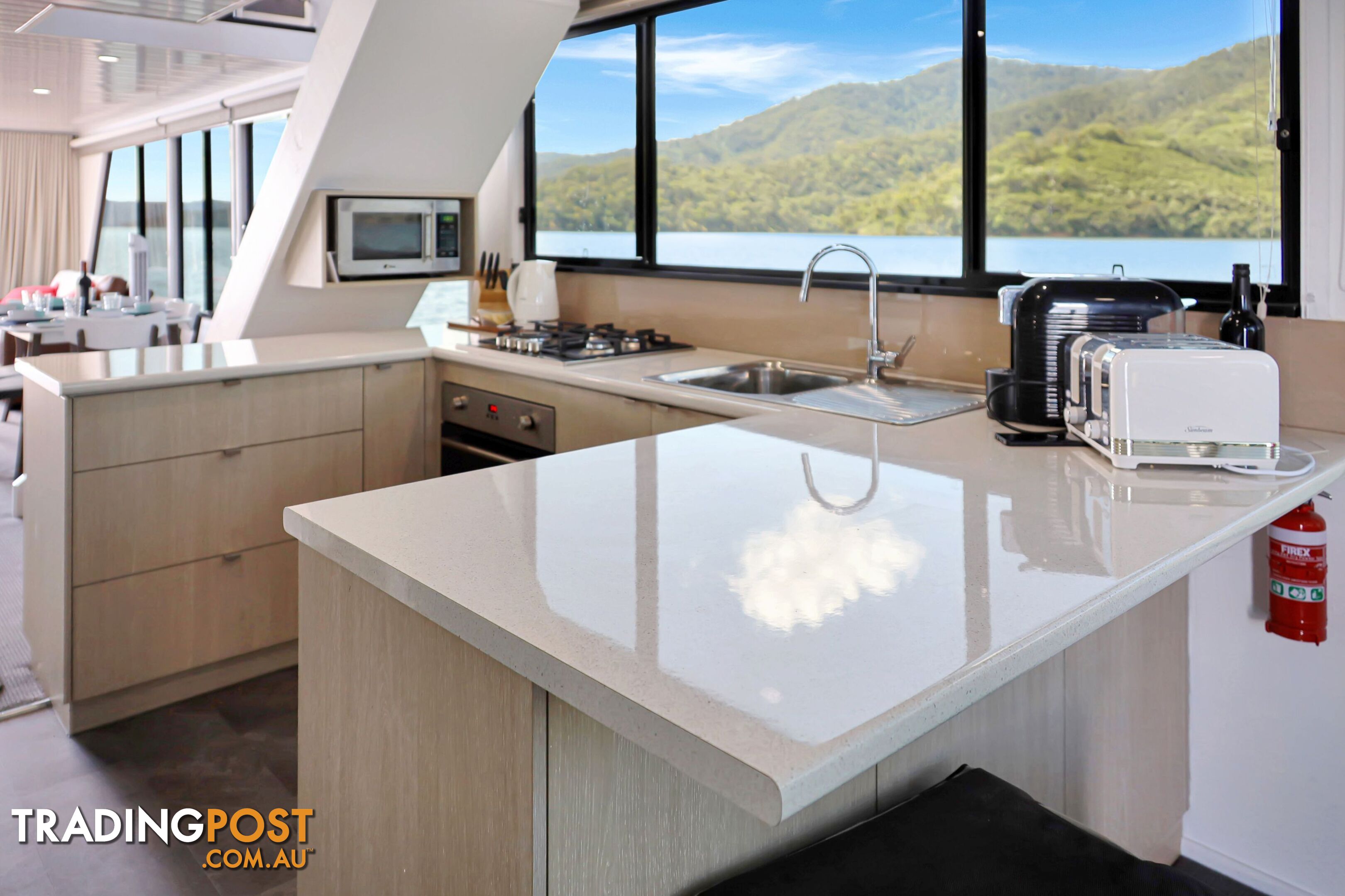 Intrepid Houseboat Holiday Home on Lake Eildon