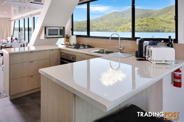 Intrepid Houseboat Holiday Home on Lake Eildon