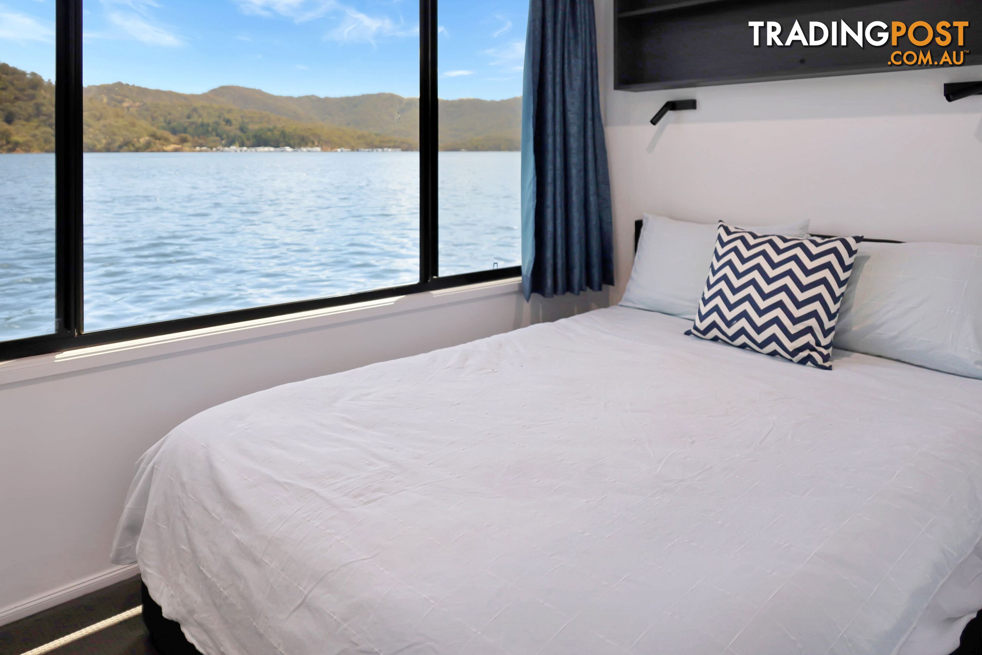 Intrepid Houseboat Holiday Home on Lake Eildon