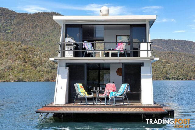 Intrepid Houseboat Holiday Home on Lake Eildon