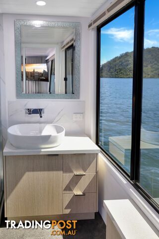 Intrepid Houseboat Holiday Home on Lake Eildon