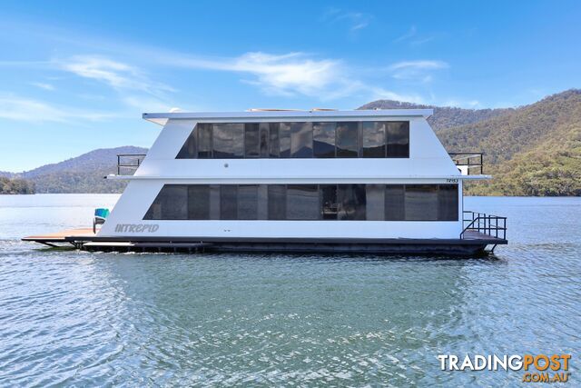 Intrepid Houseboat Holiday Home on Lake Eildon